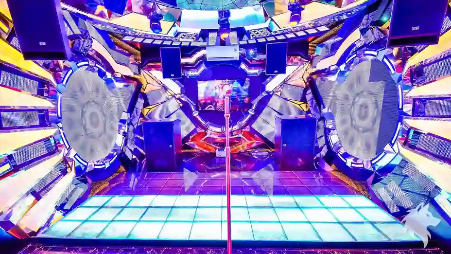 중앙 마이크가 설치된 무대 공간