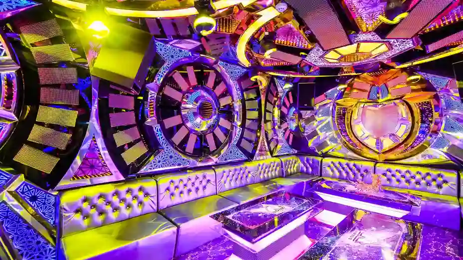 은색 소파와 화려한 천장 조명