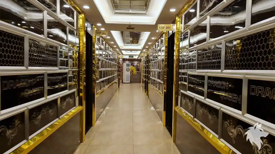 금빛 장식의 복도