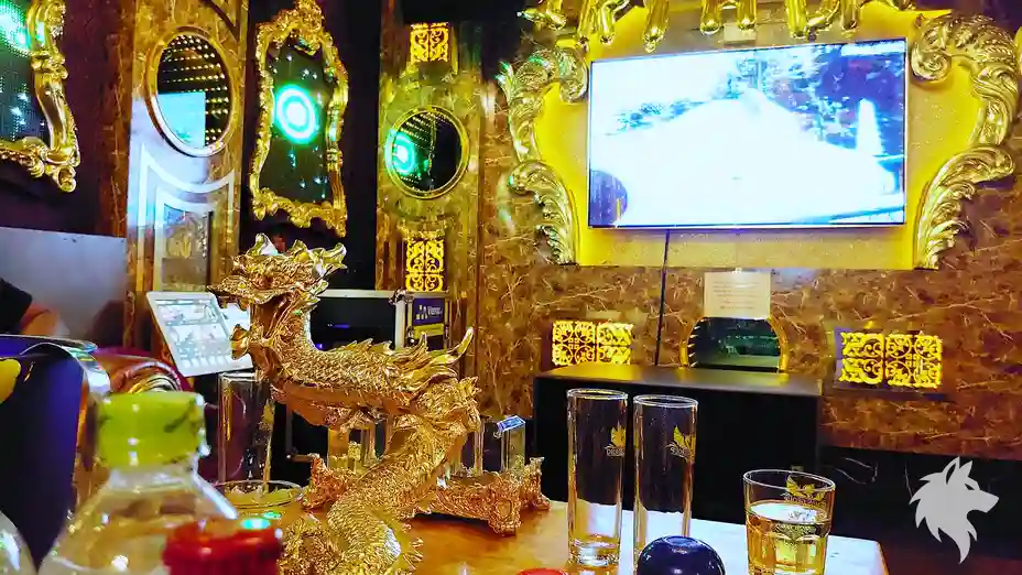 테이블 위 황금 용 장식