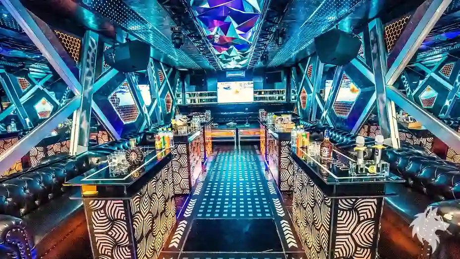 클럽 분위기의 가라오케 공간