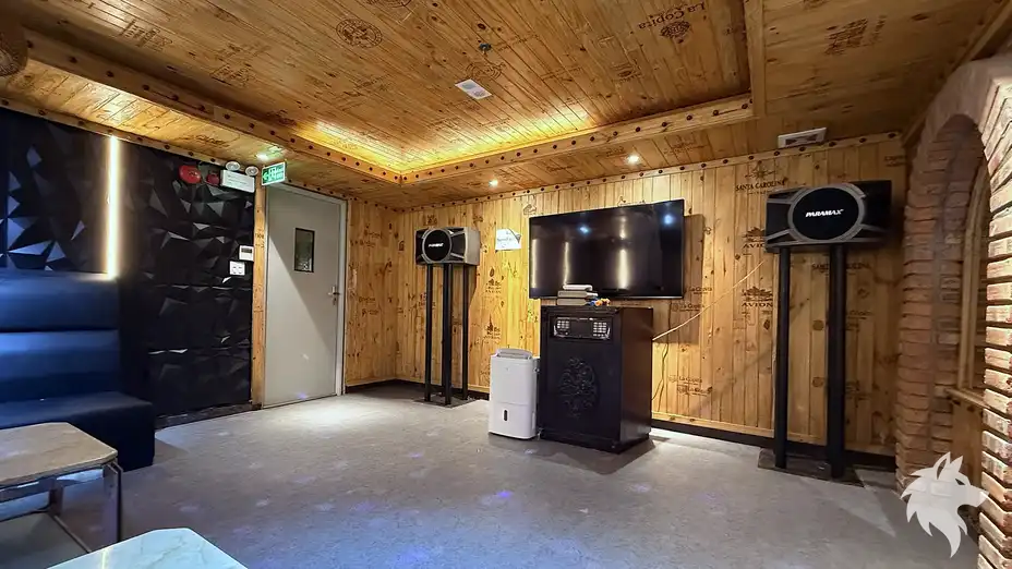 나무 벽면의 가라오케 내부