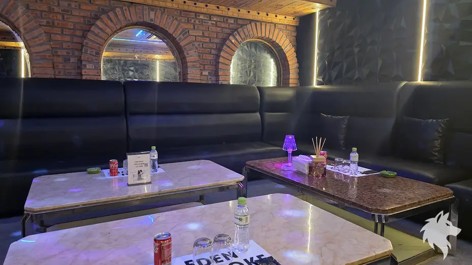 검은색 소파와 대리석 테이블