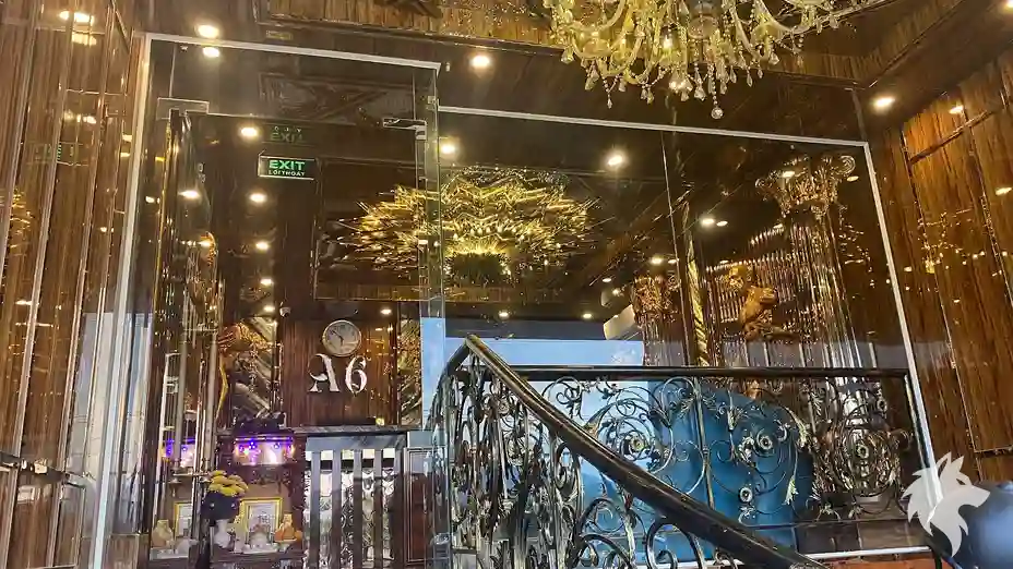 화려한 샹들리에 로비