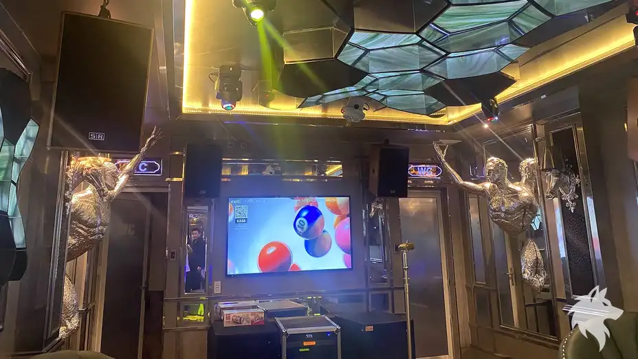 은빛 조각상 장식이 있는 방