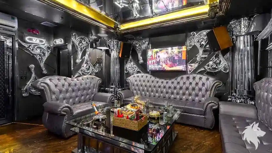 은색 가죽 소파가 있는 방