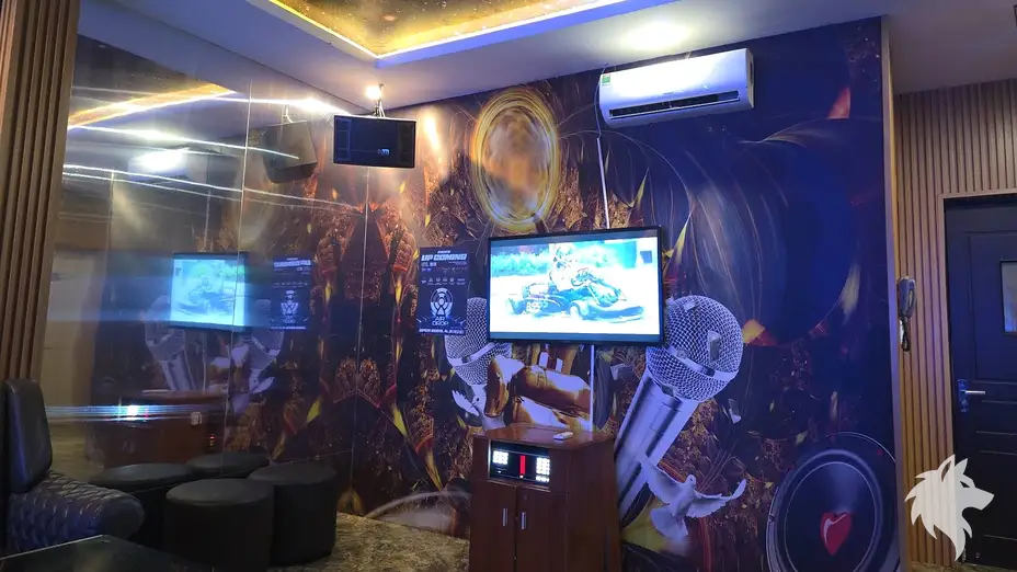 에어컨과 화려한 그래픽 벽면