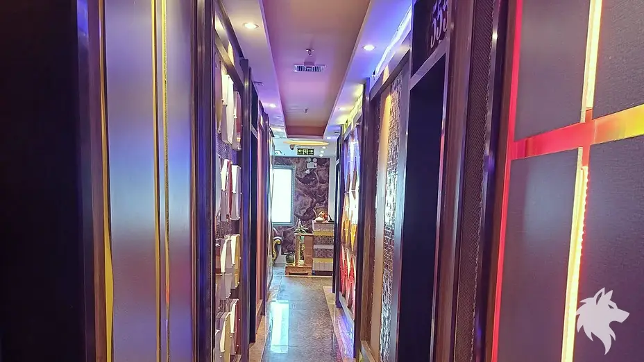 네온 조명 가득한 복도