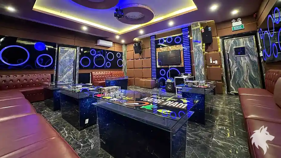 붉은 가죽 소파 대형 룸