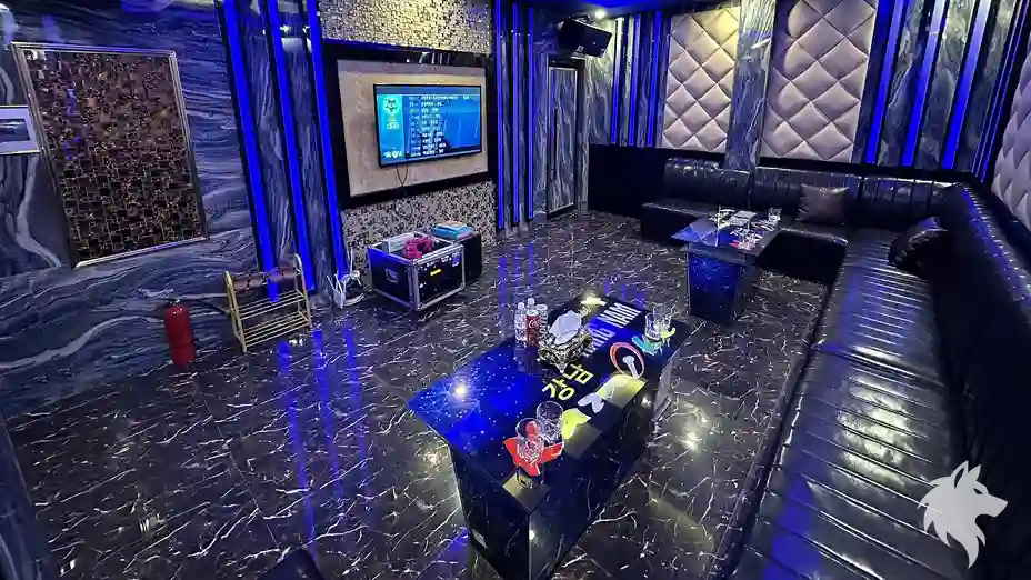 긴 소파가 있는 단체 룸