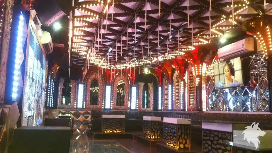 대형 스크린이 있는 단체 룸