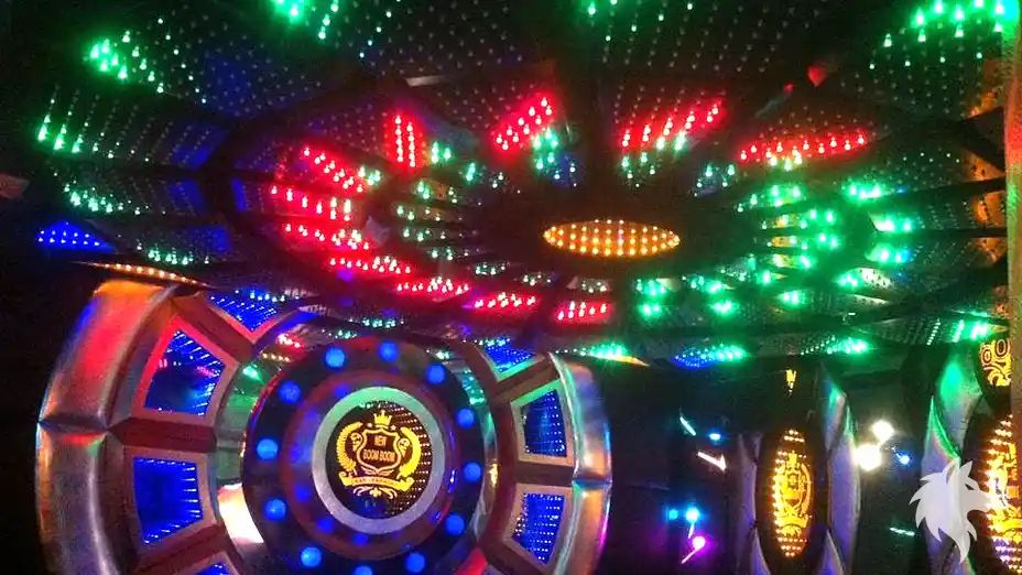 다채로운 패턴의 천장 조명