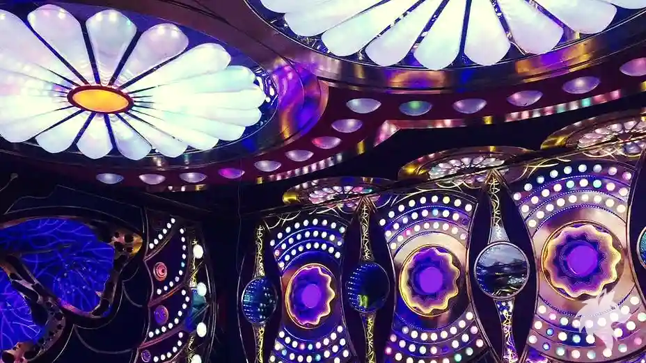 거울과 꽃 모양 조명 장식