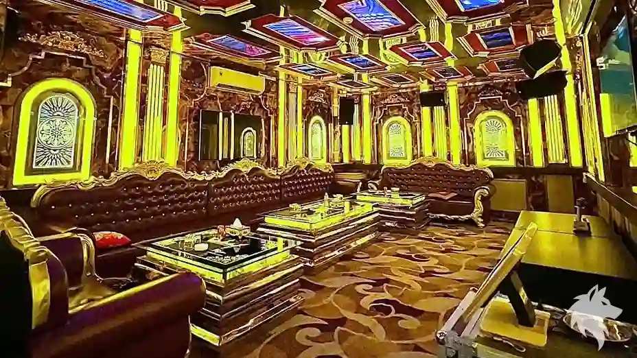 붉은색 소파와 화려한 카펫