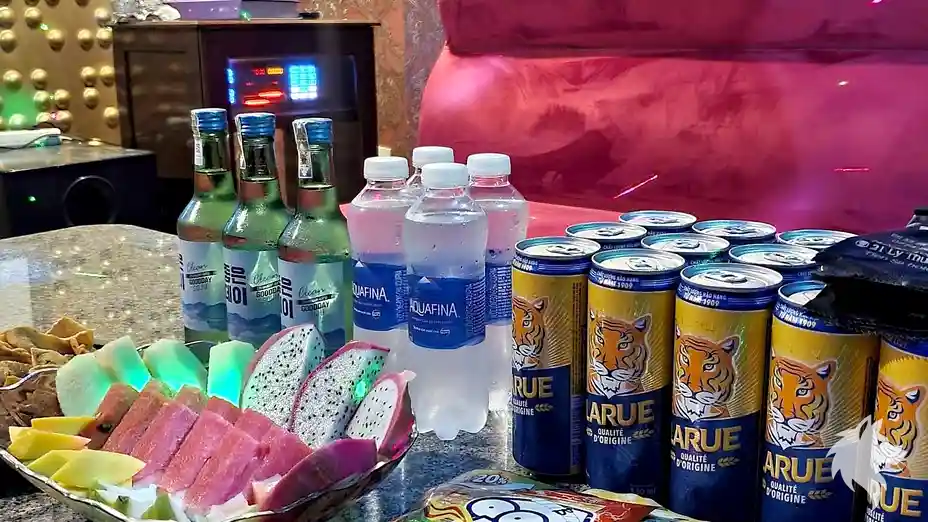 테이블 위 과일 안주와 음료들