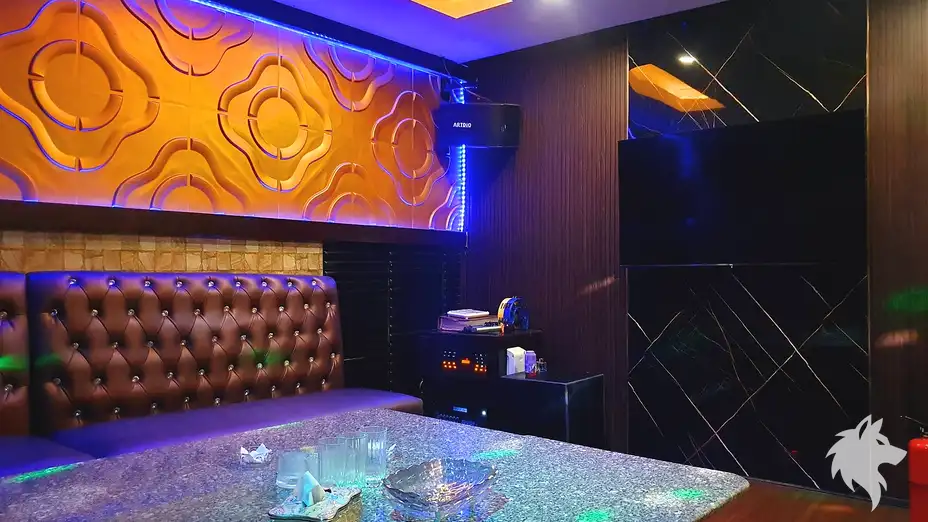 벽면 장식과 검정 소파