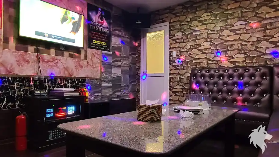 벽돌 무늬 벽지와 노래방 기기