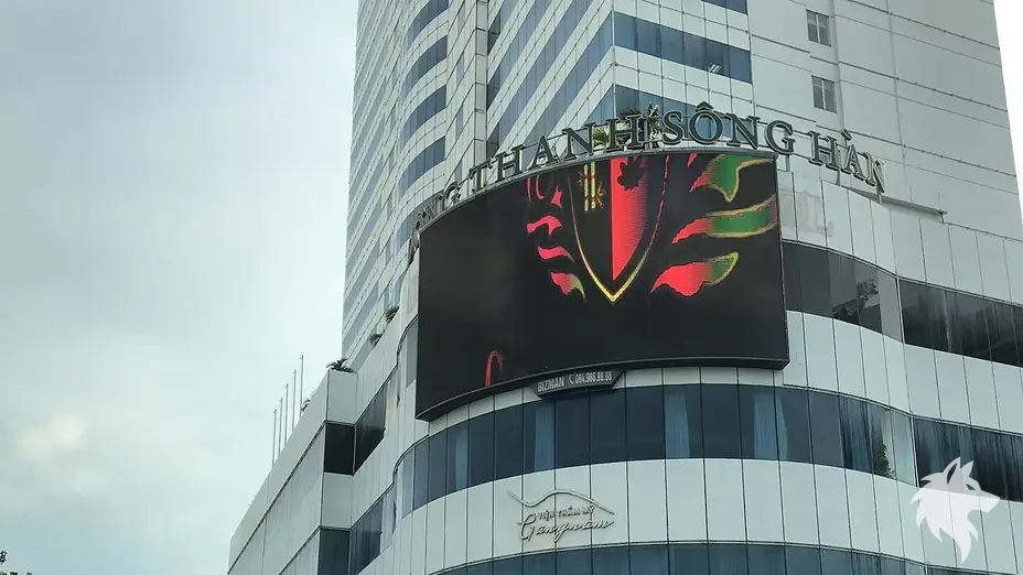 대형 전광판이 설치된 빌딩 외관