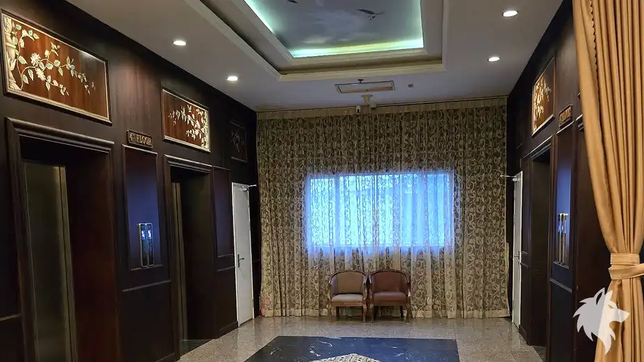 목재 벽면의 엘리베이터 홀