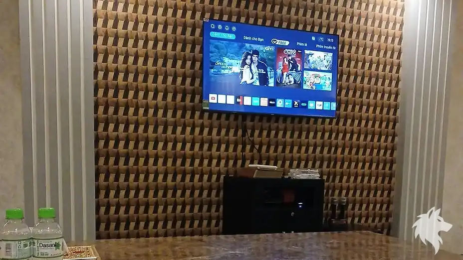 벽면에 설치된 대형 모니터