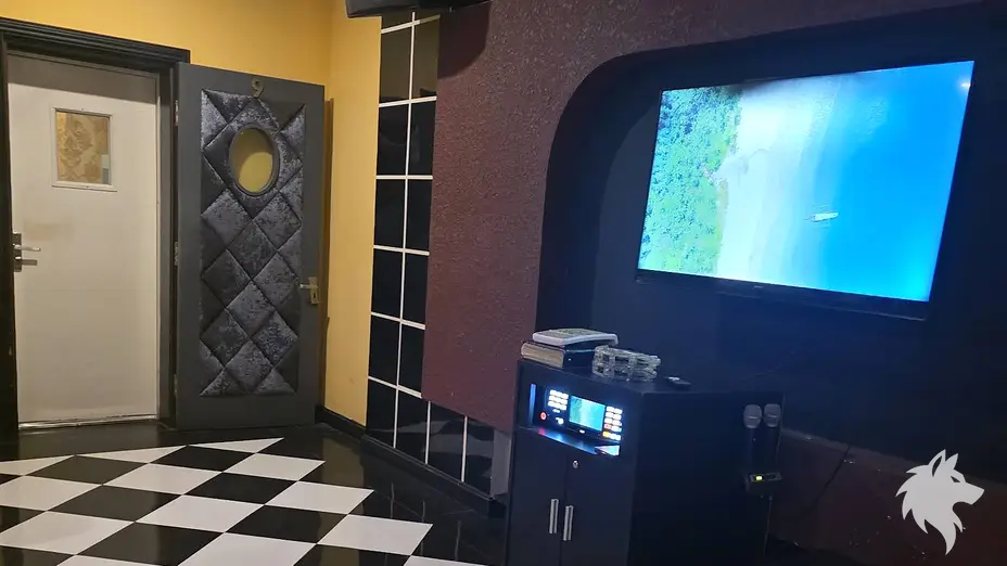 노래방 기기와 룸 출입문