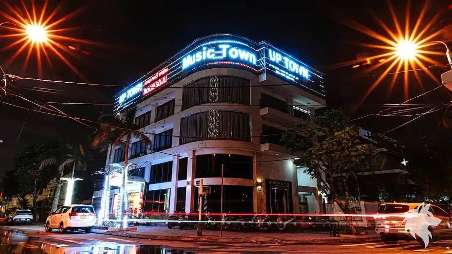 업타운 가라오케 건물 외관