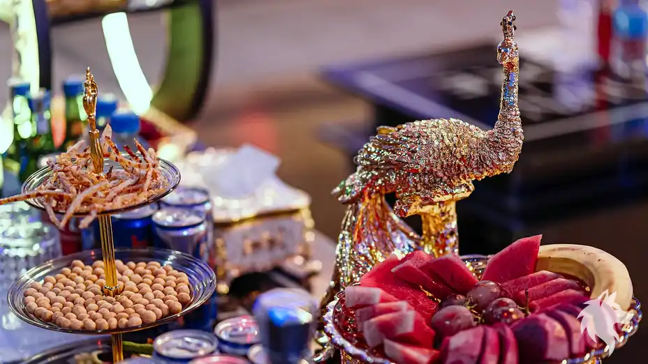 테이블 위에 차려진 과일 안주