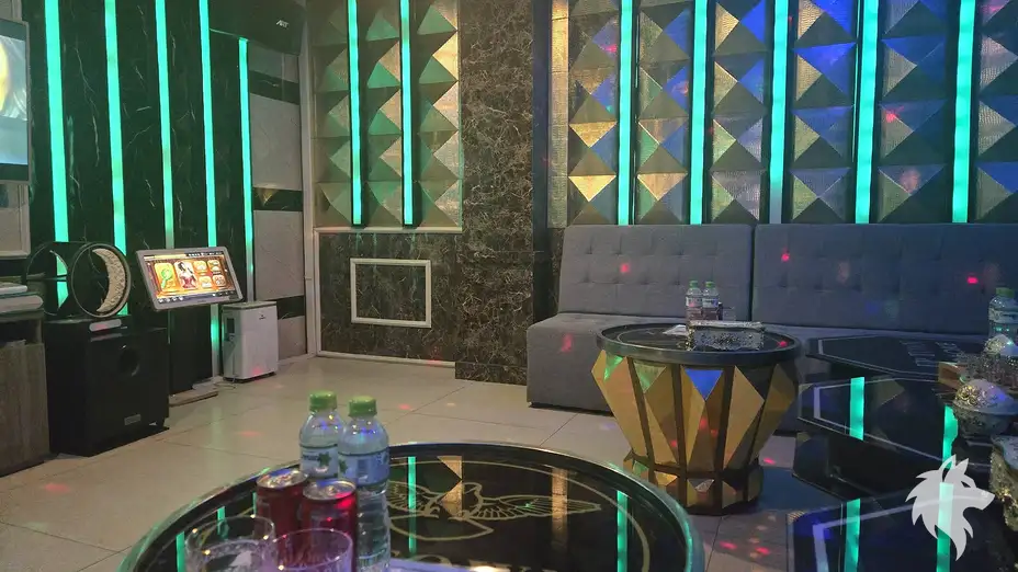 벽면 조명이 반짝이는 노래방
