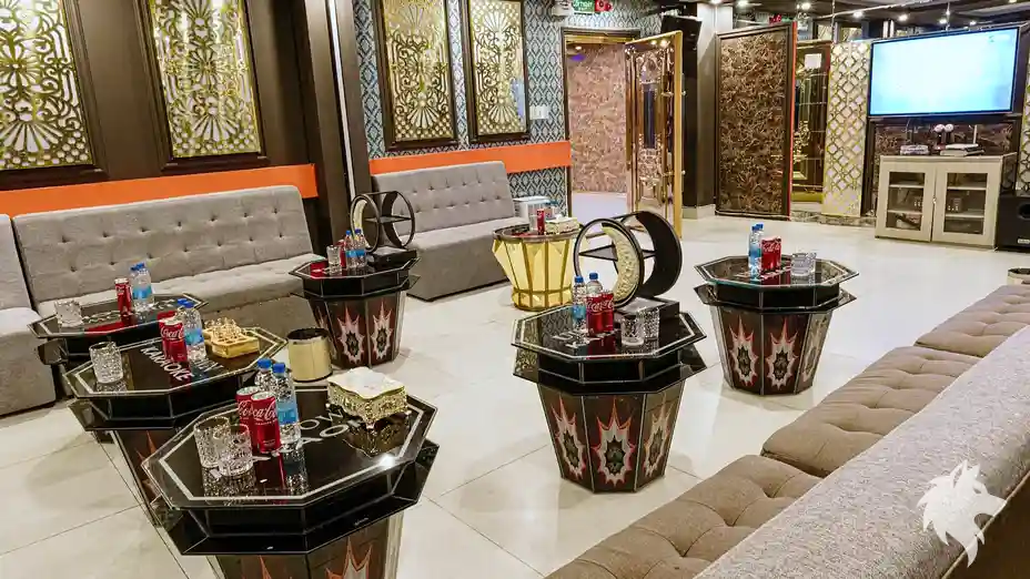 여러 개의 테이블이 있는 연회실