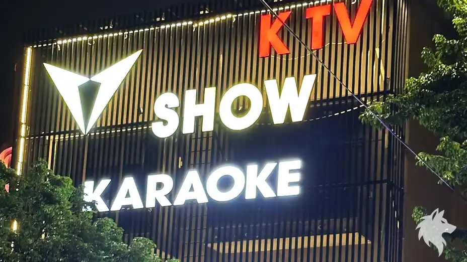 브이쇼 가라오케 건물 외부 간판