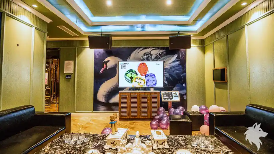 대형 화면이 있는 룸 내부