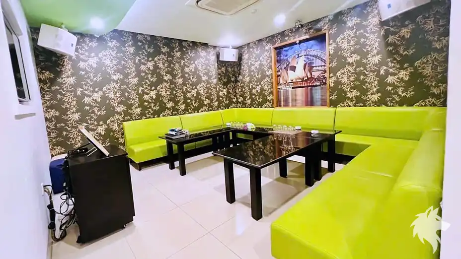 대나무 무늬의 그린 톤 룸