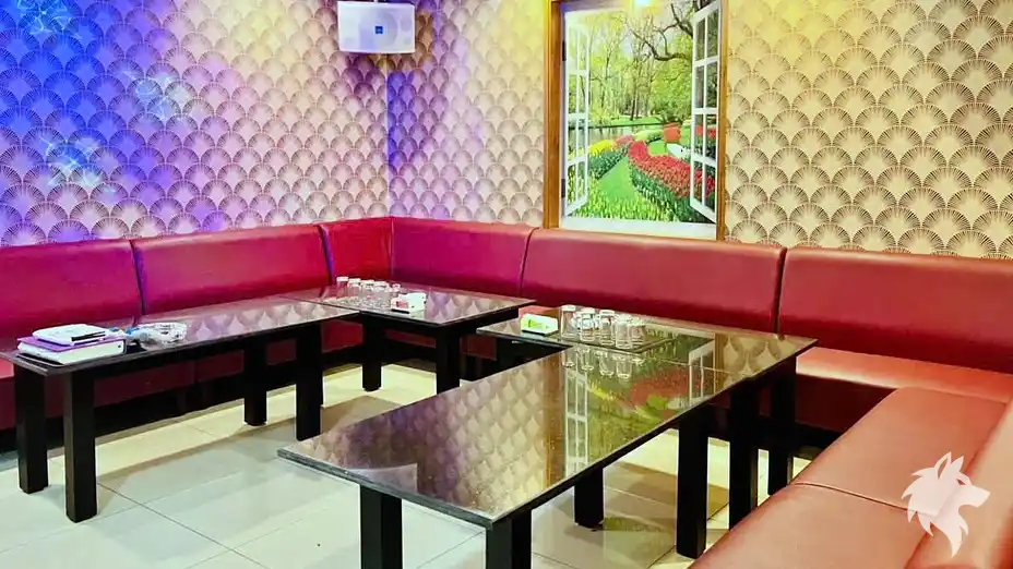 붉은 소파 가라오케 룸