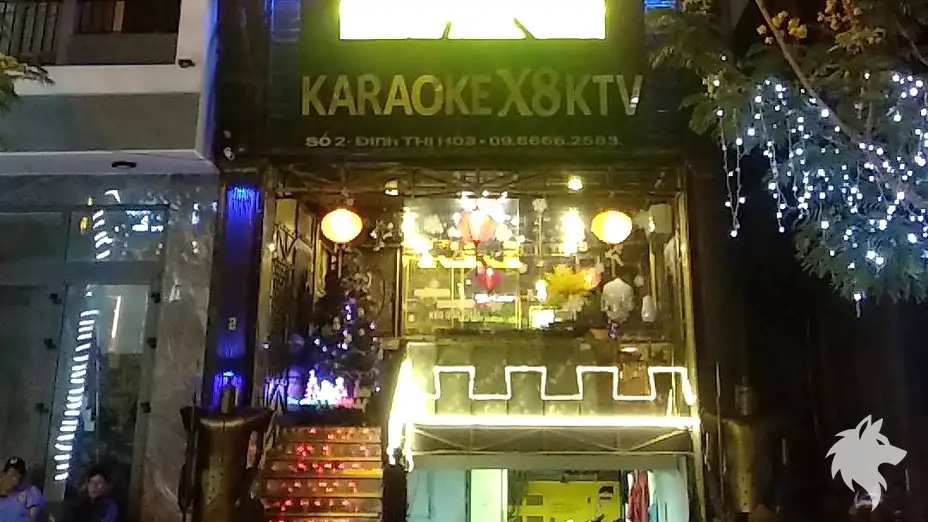 조명이 켜진 야간 입구