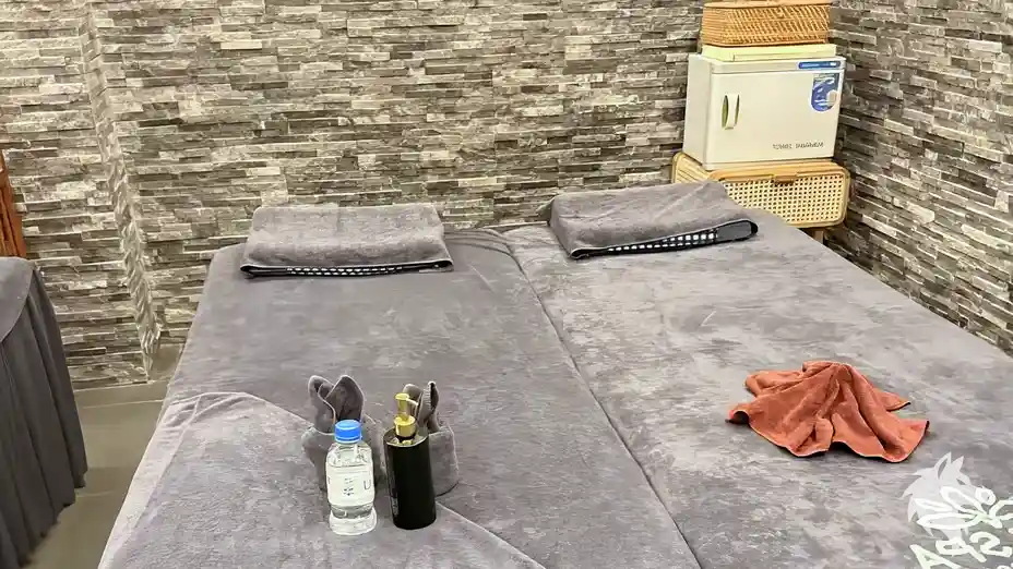 정돈된 회색 마사지 베드