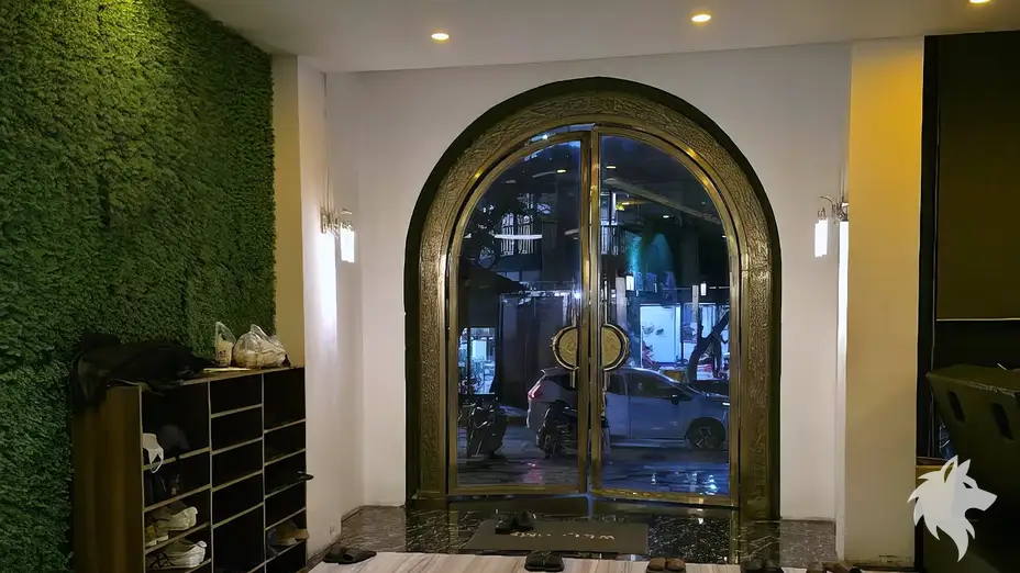 베안 스파의 아치형 출입문