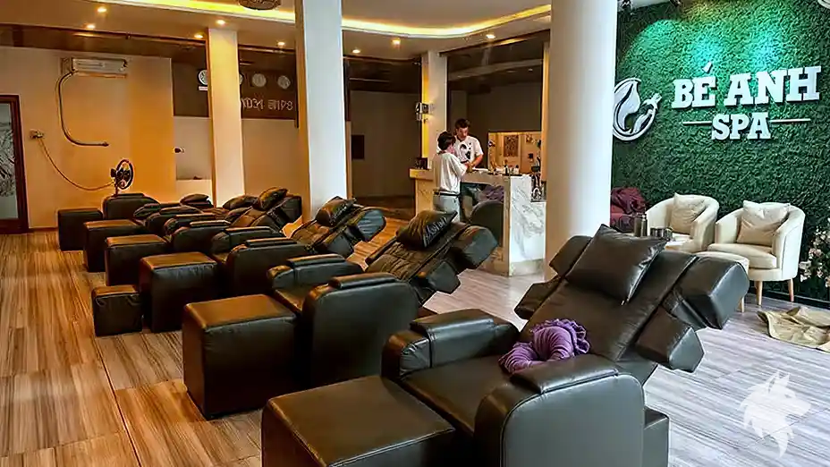 일렬로 배치된 발 마사지기