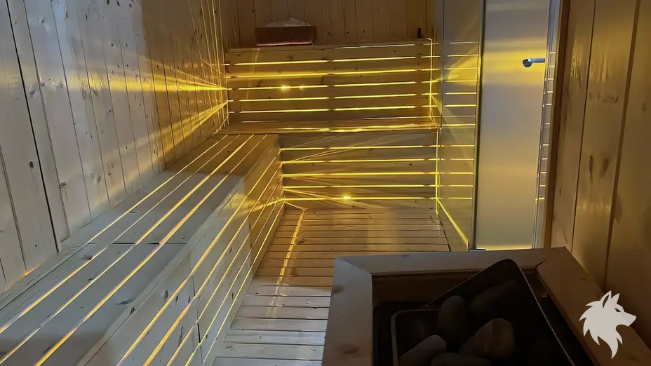 조명이 스며드는 나무 건식 사우나