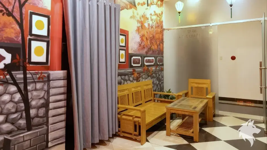 원목 벤치 대기 공간