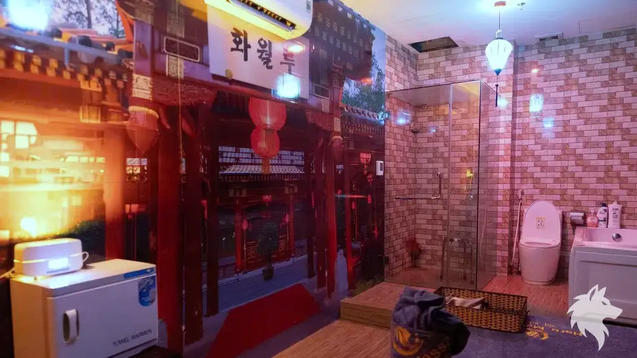 동양풍 벽화가 그려진 프라이빗 스파룸