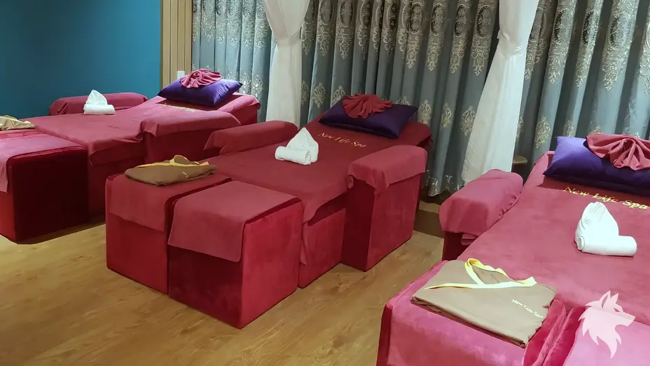 붉은색 마사지 베드 세 개