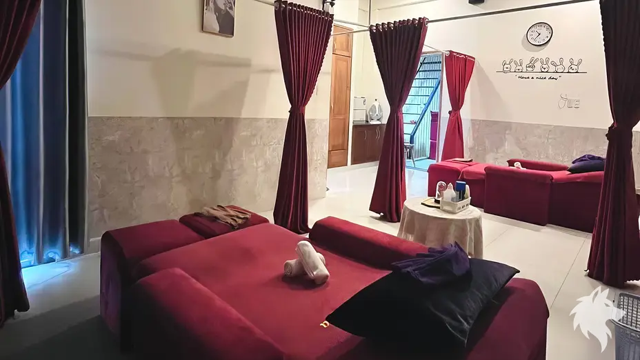 토끼 장식이 있는 붉은색 마사지실