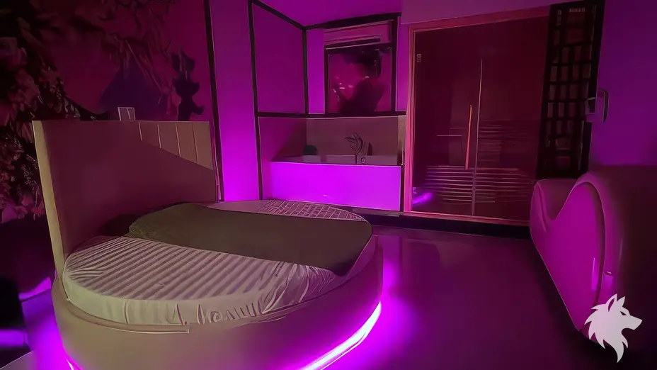 사우나가 딸린 원형 침대방