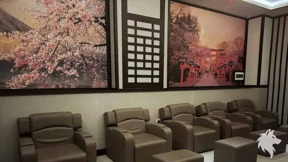 벚꽃 벽화가 있는 대기실