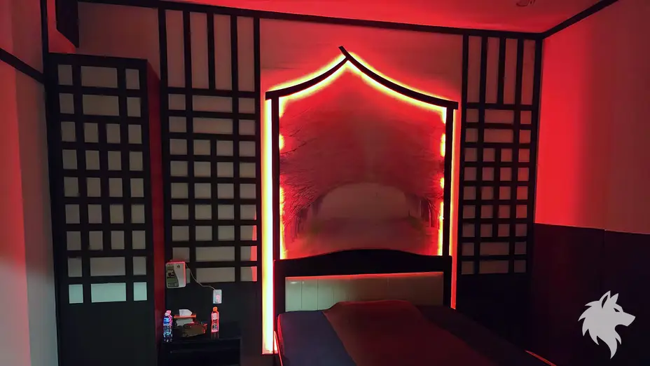 붉은 간접 조명의 1인 마사지룸