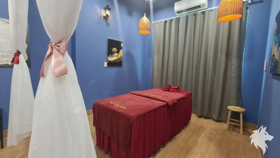 푸른색 벽면의 커플 마사지실